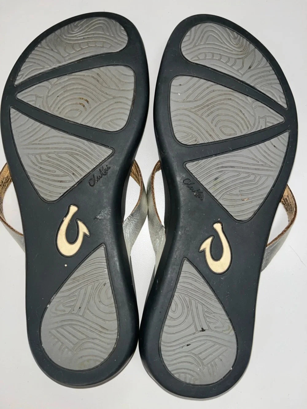 OluKai Metallic Gold Strap Gray Footbed Sandals Size 7